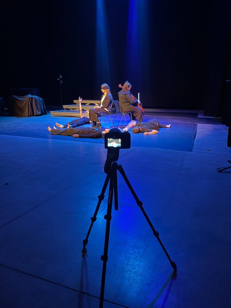 Captation vidéo Le Chant des Grenouilles – caméra sur trépied face à la scène, Les Gravissimes, Salle du Solarium Gradignan 2025 – Marc Peysale, vidéaste à Bordeaux