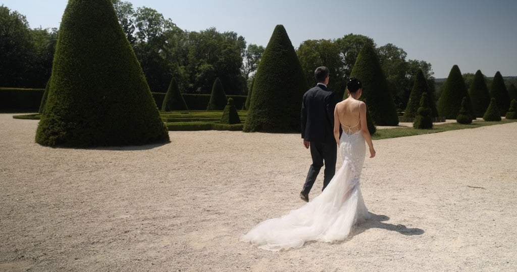 Stéphanie & Victor dans les jardins, robe de mariée à traîne – mariage à Paris, film de mariage par Marc Peysale